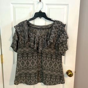 Octavia large gray/white patterned top with ruffles